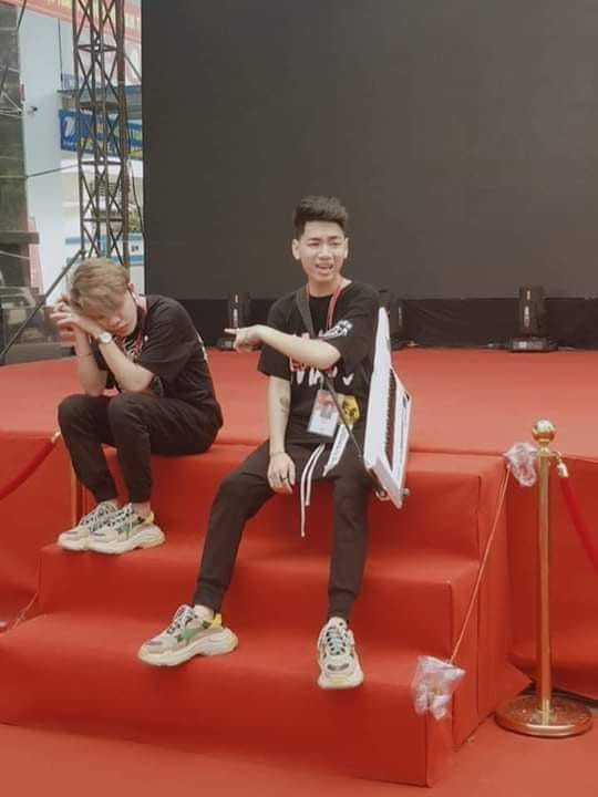 Bắt gặp khoảnh khắc “bé” Khánh nhõng nhẽo, kể tội “bé” Tuấn trước mặt thiên hạ. Các anh chị nào có gặp, xin vui lòng dắt hai bé về với Đóm và Keys nha!