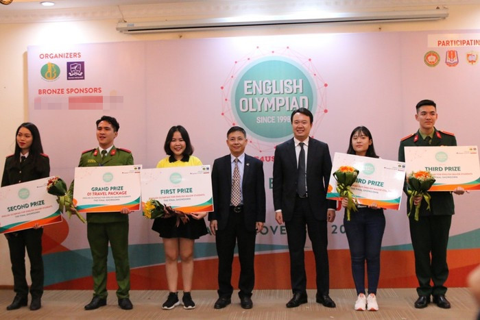 Đại diện Ban tổ chức trao khen thưởng cho các đội thi xuất sắc.