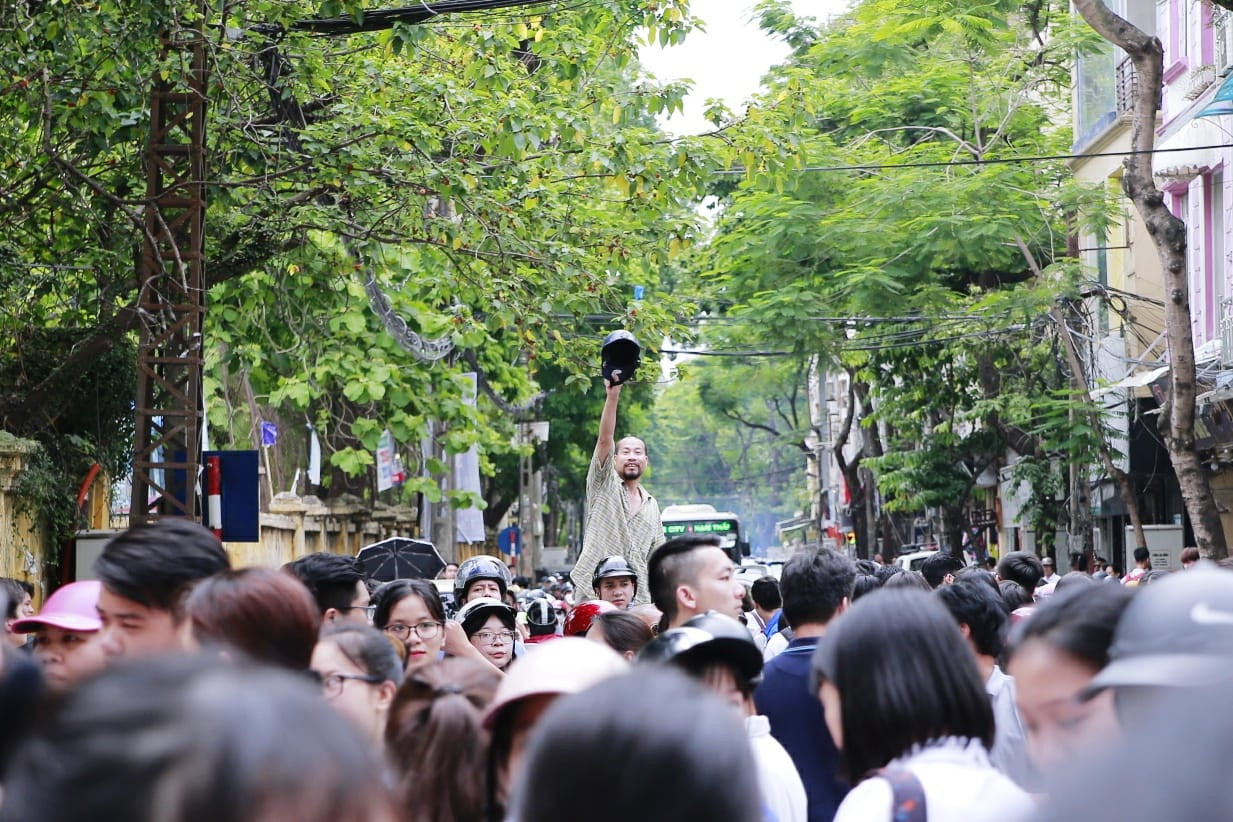 Để điều đầu tiên con nhìn thấy khi ra khỏi điểm thi là một nụ cười, ông bố đã vượt lên cả biển người. (Ảnh: Vũ Khánh Thành)