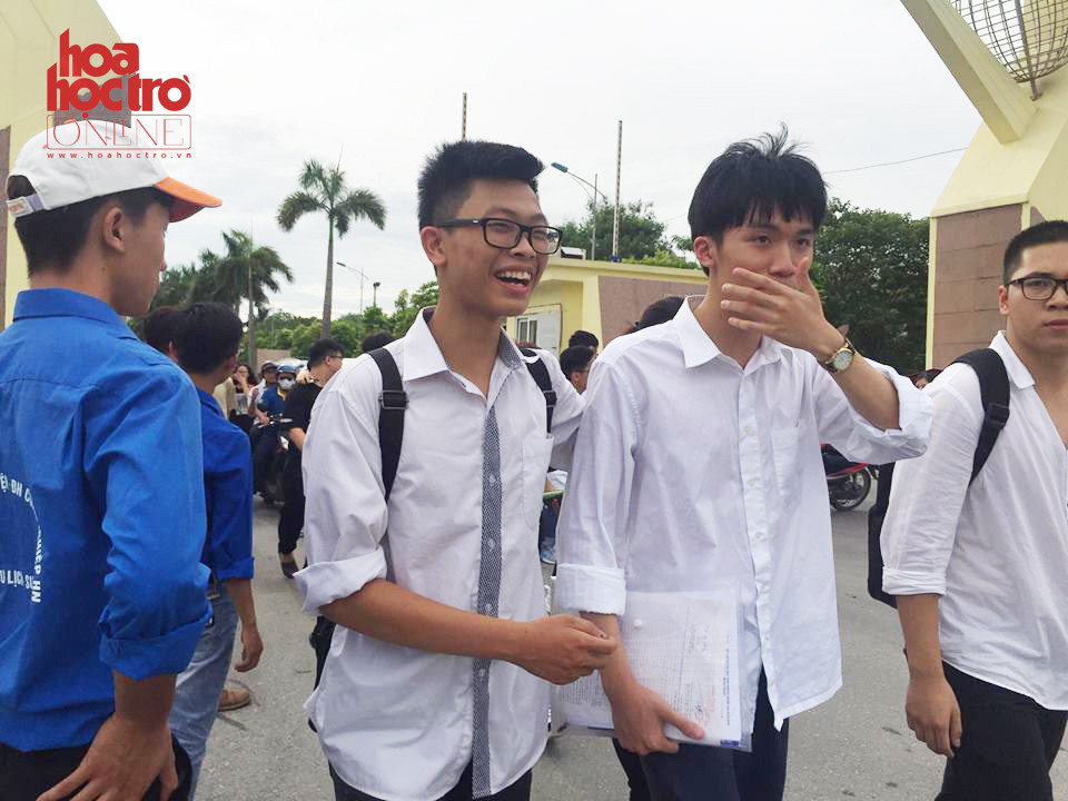 Độ khó của đề khiến nhiều bạn chỉ biết cười khi được hỏi về dự đoán kết quả. (Ảnh: Diệu Linh)