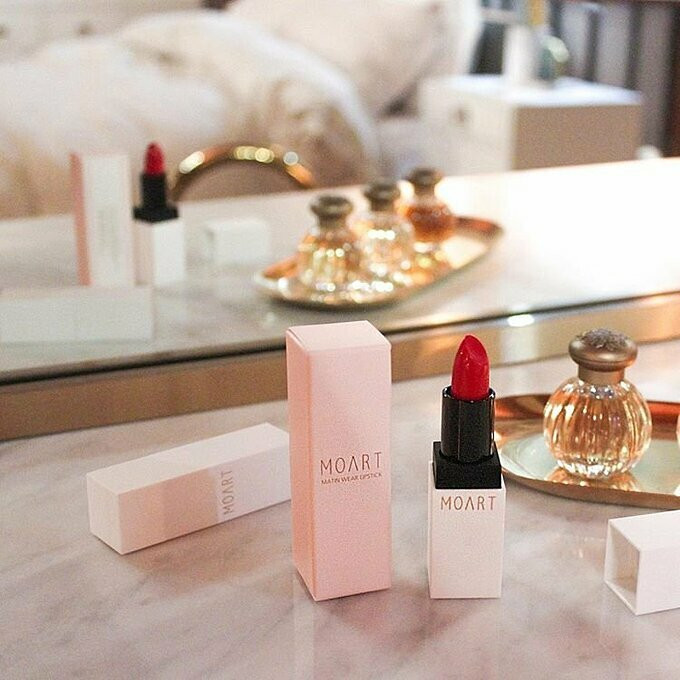 Thỏi son được Son Ye Jin sử dụng trong phim đến từ hãng Moart, có tên Martin Wear Lipstick. Đây là một trong các thương hiệu tài trợ cho phim Hạ cánh nơi anh. Bộ sưu tập này là phiên bản giới hạn cho dòng son Matte của hãng, với thiết kế vỏ nhựa màu trắng đơn giản nhưng khá sang trọng.