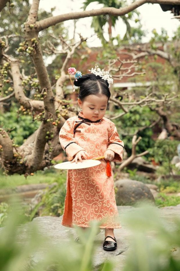 Lấy bối cảnh trong 1 khu vườn, tiểu Anh Lạc xuất hiện trong lần đầu tiến cung còn nhiều lạ lẫm, lo lắng. Thế nhưng cô nàng này đã lộ diện ở nhiều không gian cực giống hình ảnh trong Tử Cấm Thành ở phiên bản phim truyền hình.