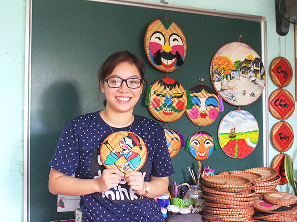 Ngọc Diệp bên các sản phẩm của mình.