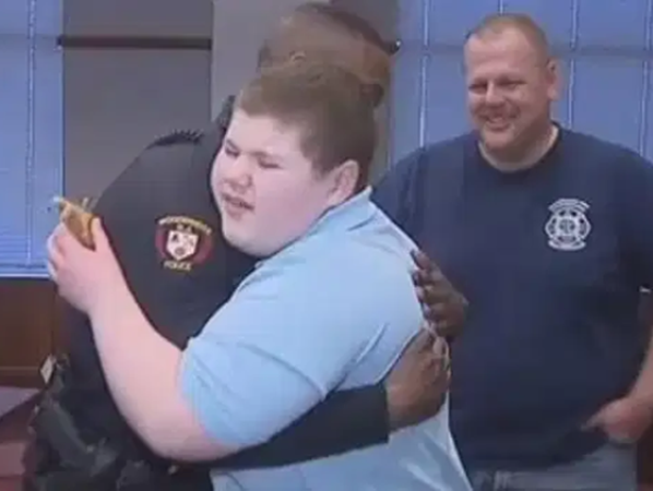 Bố của Ryan rất xúc động khi Ryan cầm gấu bông (nhỏ xíu) trong tay và cứ ôm chú Manzini không rời.