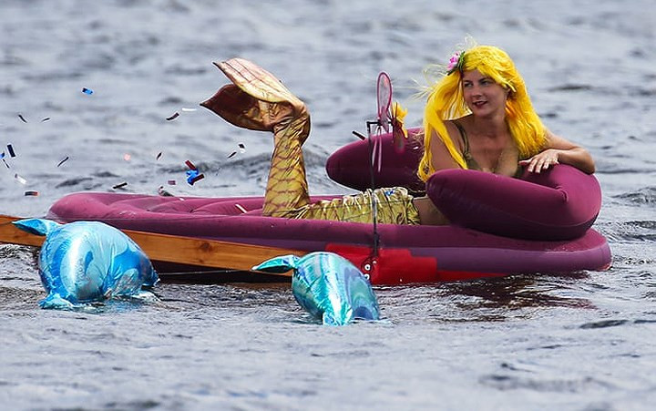 Một ý tưởng lạ lùng: Nàng tiên cá và những người bạn cũng cần đến… phao nổi.