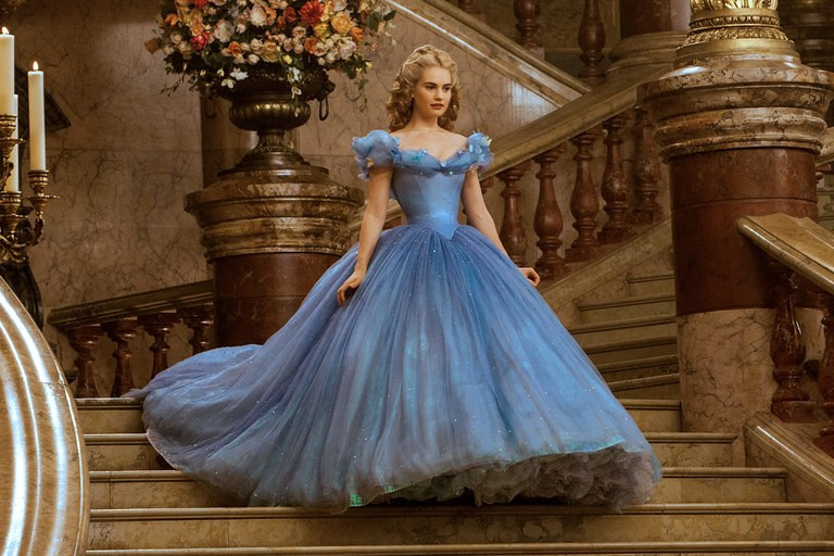 Lọ Lem phiên bản 2015 được thủ vai bởi Lily James. Lọ Lem phiên bản 2015 được thủ vai bởi Lily James.