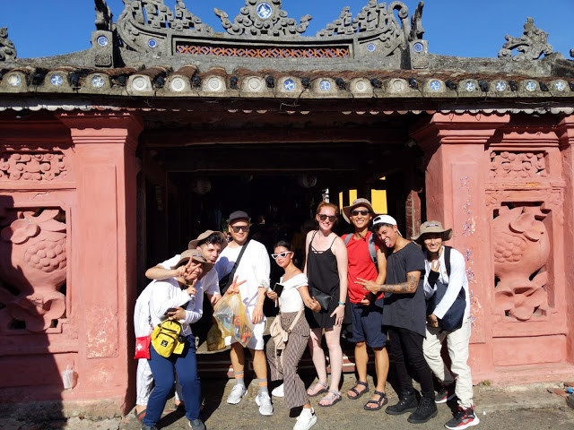 Chụp ảnh lưu niệm cùng nhau tại các điểm check-in ở Phố cổ Hội An