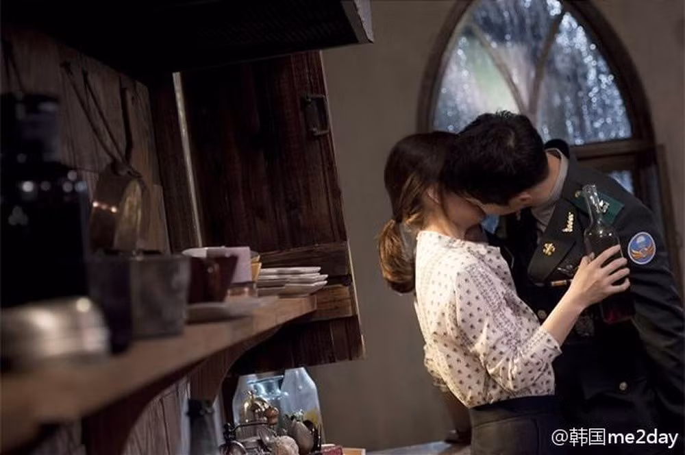 Nụ hôn đầu tiên đầy lãng mạn của cặp đôi.
