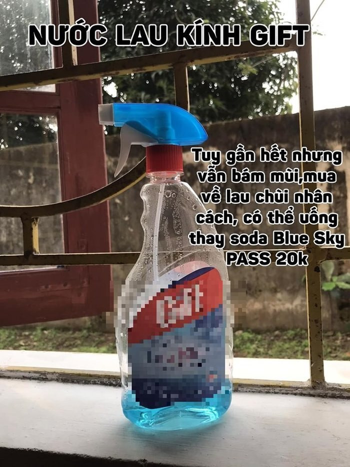 Nước lau kính gần hết vẫn đem thanh lý, tuy sắp cạn nhưng vẫn bám mùi…