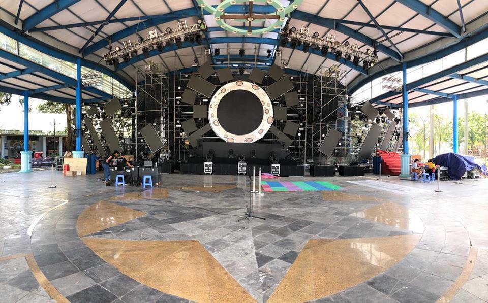 Một trong 3 sân khấu chính của chương trình, mái che được bao phủ trọn khu vực phía trước sân khấu. Ảnh: Internet.