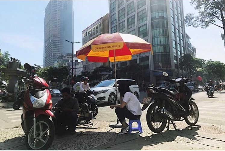 Ở Sài Gòn có rất nhiều nơi trưng biển "Vá xe miễn phí cho người nghèo"