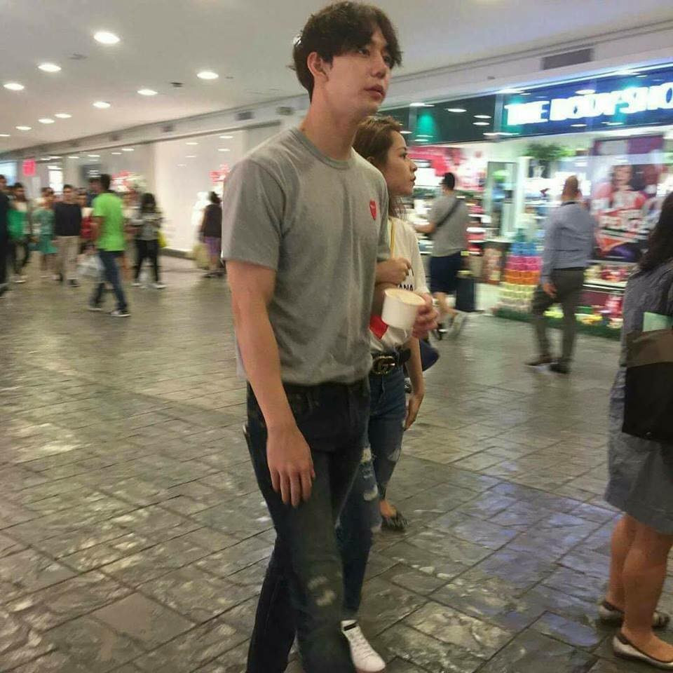 Những hình ảnh như thế này không thể khiến fan không nghi ngờ về mối quan hệ của cả hai.