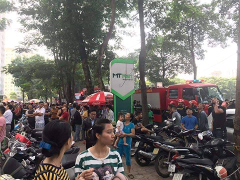 Người dân hiếu kỳ đứng theo dõi vụ cháy khiến giao thông qua đây ùn ứ.