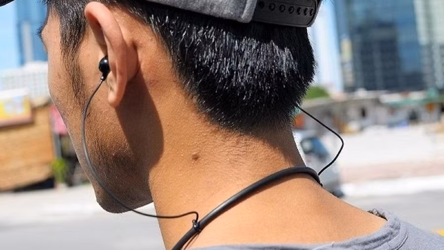 Nhiều người có thói quen đeo tai nghe khi điều khiển xe máy trên đường. (Ảnh minh họa)