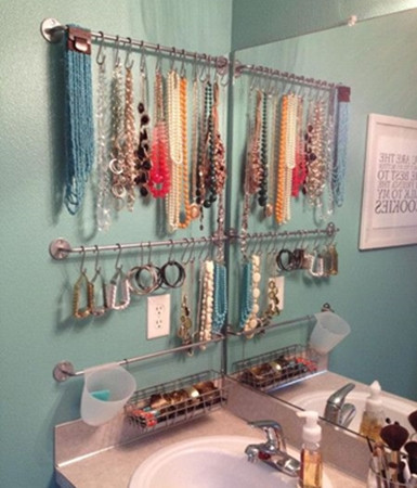 Đồ trang sức, phụ kiện nên được cất trong hộp kín thay vì treo trong phòng tắm.