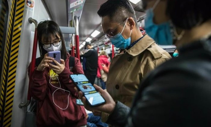 Lợi dụng mối lo ngại về virus corona trên toàn cầu, nhiều hacker đã phát tán vô số tin tức giả mạo đính kèm các mã độc có thể đánh cắp thông tin người dùng. (Ảnh: AFP)