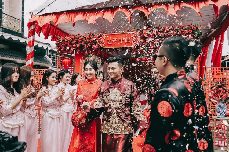 Sự độc đáo này thể hiện từ trang phục, đồ sính lễ, đội ngũ bê tráp,… Và ngay lập tức những hình ảnh trong đám hỏi của cặp đôi này đã thu hút sự chú ý từ cộng đồng mạng với rất nhiều lượt like và chia sẻ cũng vì thế.