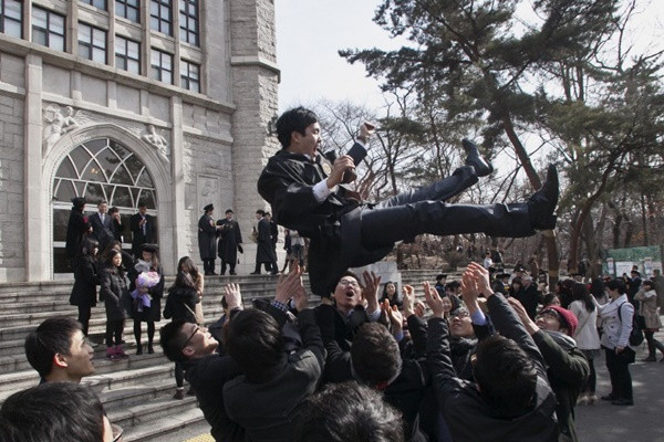Không khí vui mừng trong ngày tốt nghiệp của các bạn sinh viên.