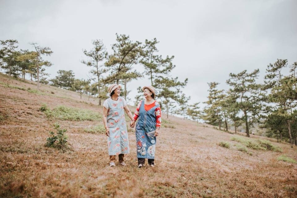 Hai cụ bà đã có những giây phút thoải mái, vui chơi bên nhau.