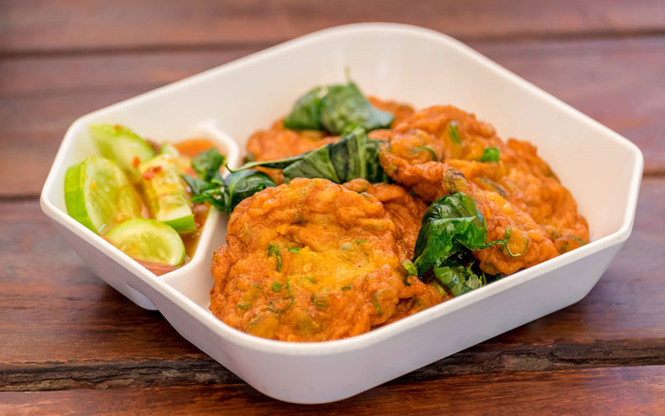 Tod Man (chả cá cay), một trong những món Thái được người nước ngoài ưa thích. Ảnh: SHUTTERSTOCK.