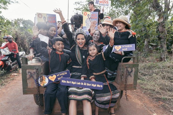 Ở mọi khoảnh khắc trong bất cứ trang phục gì, H'Hen Niê cũng khiến khán giả phải yêu mến vì sự giản dị, thân thiện của mình.