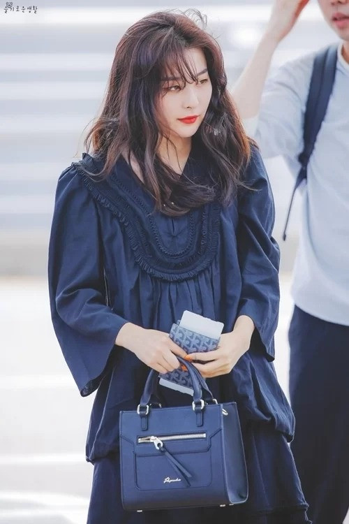 Cứ mỗi lần xuất hiện tại sân bay, Seulgi lại trở thành nhân vật nổi bật nhất đội hình nhóm Red Velvet. Cô nàng gây ấn tượng với trang phục đa dạng, khi thì cổ điển thanh lịch, lúc cá tính "chất chơi" khiến fan bất ngờ.