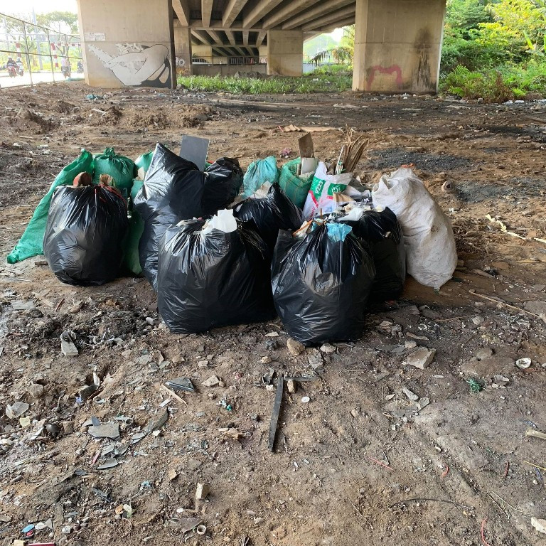 Nữ người mẫu cho biết cô dành 4 tiếng đồng trong 2 ngày liên tiếp để thu dọn rác.