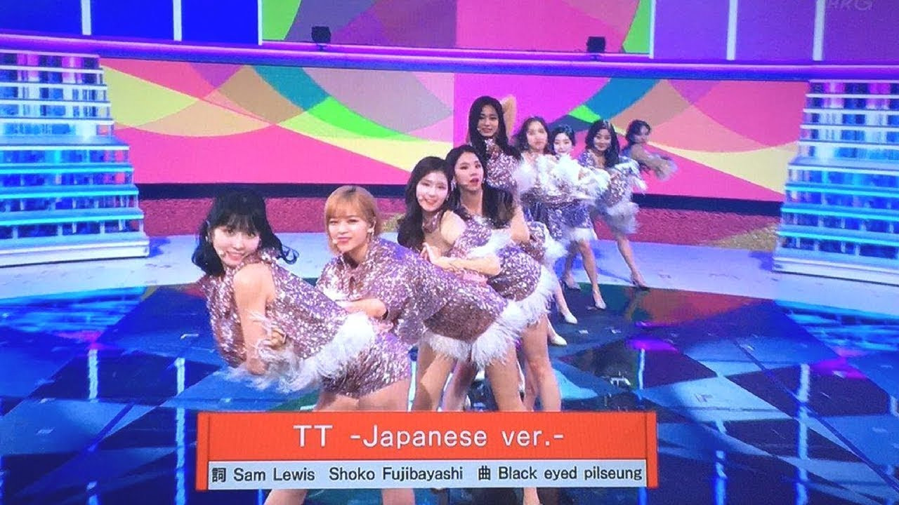 TWICE xuất hiện lần đầu tiên trên Red &amp; White Song Battle vào năm 2017, và trình diễn phiên bản tiếng Nhật ca khúc TT.