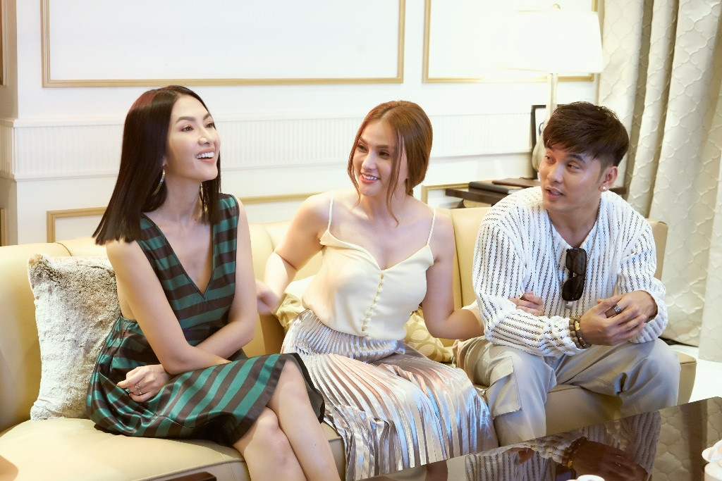 Vốn có tình cảm thân thiết với nhau từ rất lâu trong showbiz, Ưng Hoàng Phúc đã xuất hiện với vai trò cameo trong MV mới của Thu Thủy.