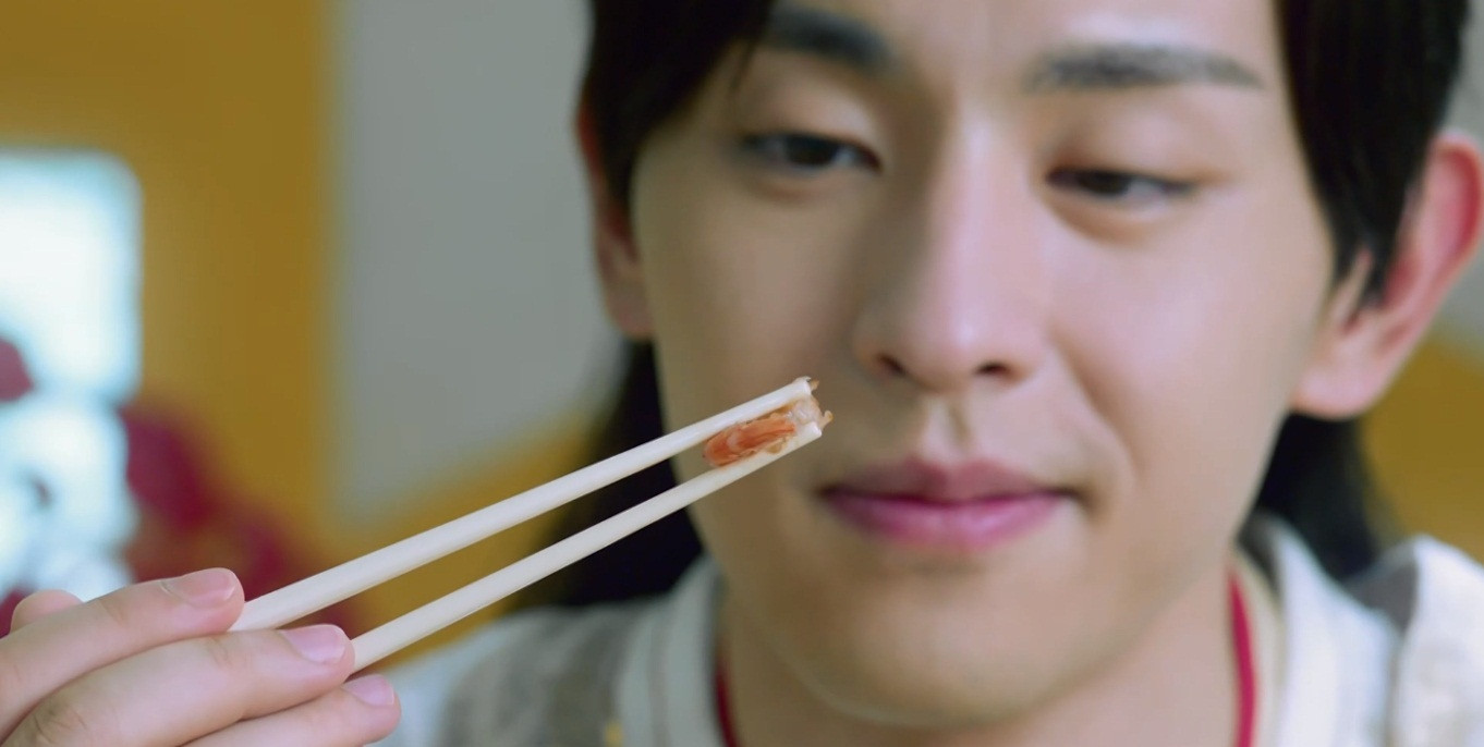 Những ngón tay của Đặng Luân vừa tròn vừa trắng.