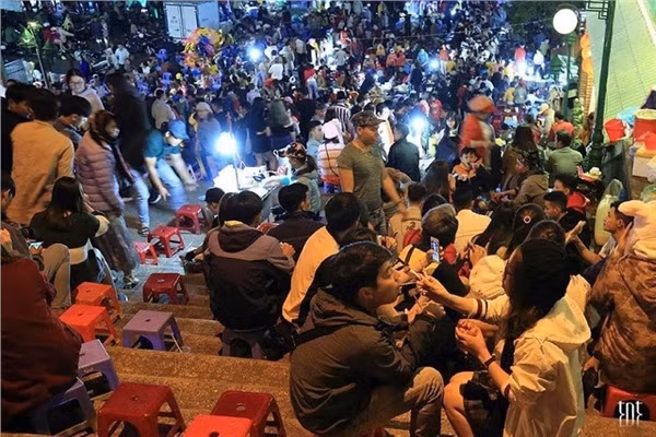 Không còn ai nhận ra một Đà Lạt yên bình ngày thường.