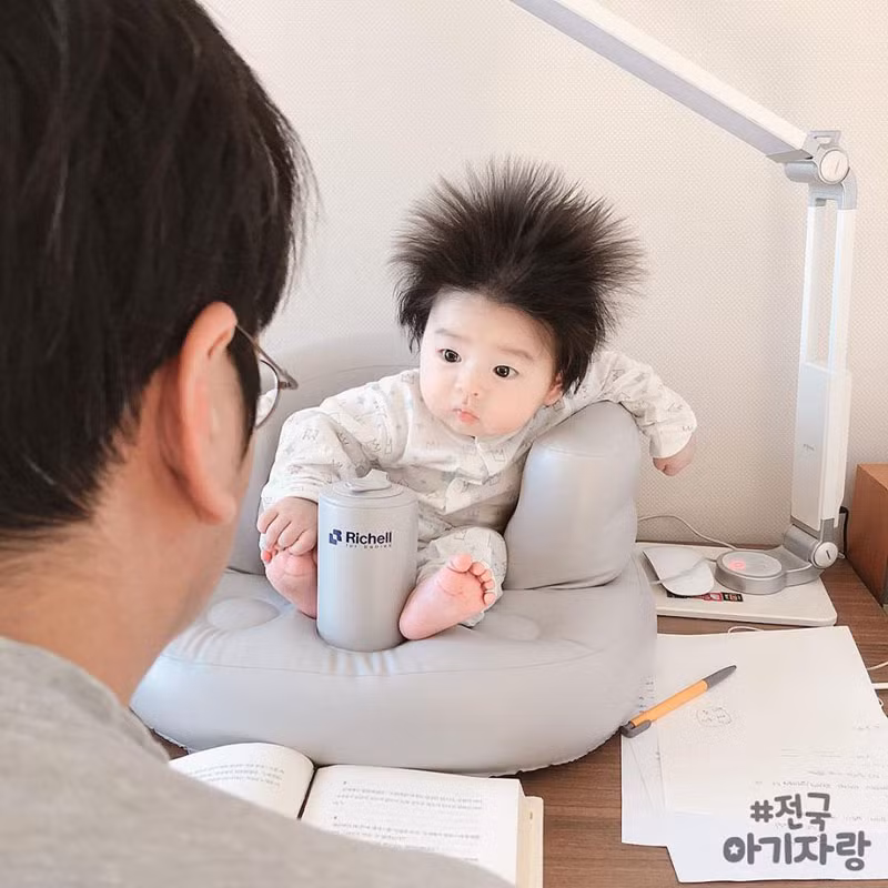 Cậu bé Hàn Quốc "đốn tim" dân mạng vì mái tóc chôm chôm quá đáng yêu ảnh 13