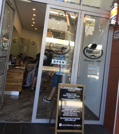 Tiệm cắt tóc Hunters Hill, nơi một cô bé 12 tuổi bị từ chối cắt tóc.