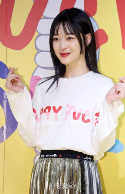 Ngay trước khi năm mới 2018 gõ cửa, Sulli vẫn tiếp tục khiến khán giả ngỡ ngàng khi xuất hiện với một kiểu tóc mới, rất khó có thể khen là đẹp.