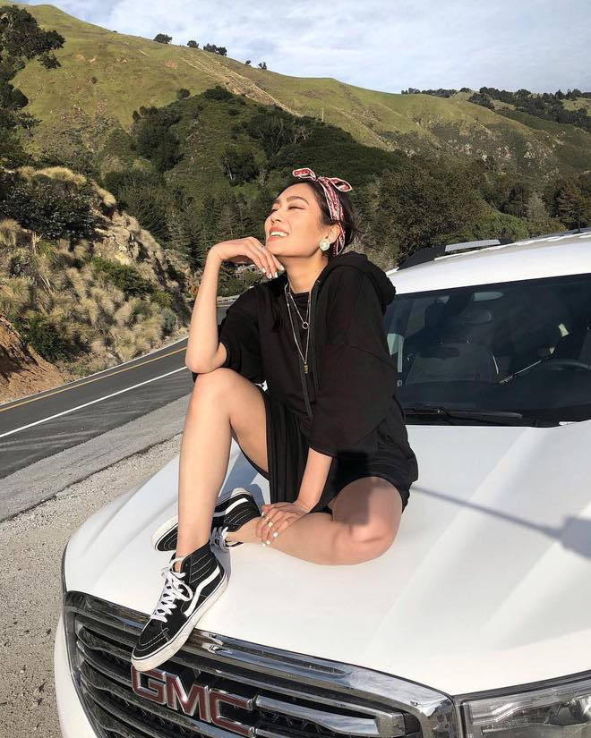 Cô nàng có niềm yêu thích với thời trang, và sở thích lưu lại những khung hình đơn giản ở các địa điểm đi qua