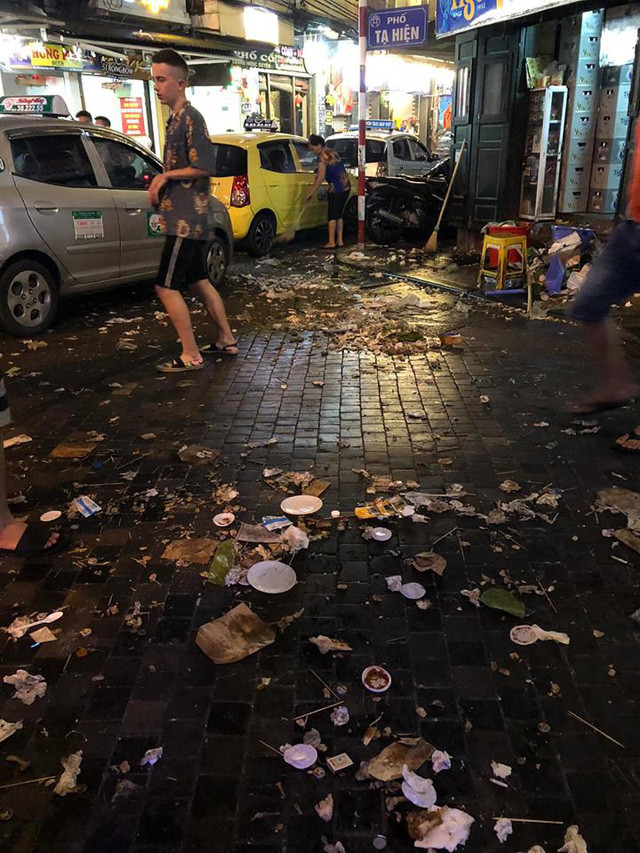 Hình ảnh khu phố ngập trong rác sát ngày lễ Trung thu. Ảnh: James Joseph Kendall.