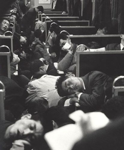 Hình ảnh được chụp vào năm 1964 ghi lại hình ảnh một chuyến tàu sớm ở Nhật Bản.