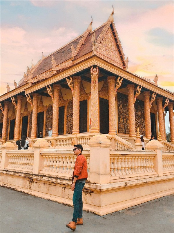 Các bạn nam cũng thay nhau check in ở "xứ sở chùa Vàng" giữa lòng Hà Nội này. (Ảnh: Khánh Duy)