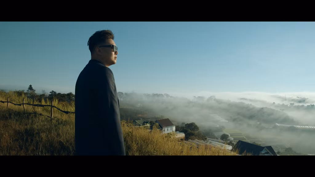Hậu sáng tác loạt hit, Vương Anh Tú chính thức trở lại với MV ballad lụi tim mới ảnh 2