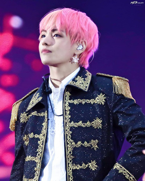 Từ trước đến nay, thành viên BTS nổi tiếng chuộng đeo khuyên tai điệu hơn cả con gái. Bông tai luôn được V đeo chỉ bên trái, tạo điểm nhấn cho gương mặt thêm thanh thoát.