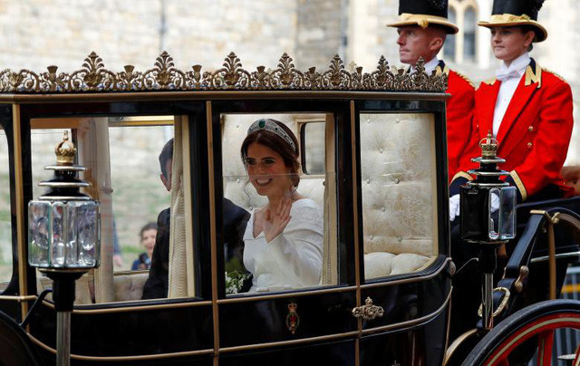 Cặp đôi diễu hành trên xe ngựa sau buổi lễ.