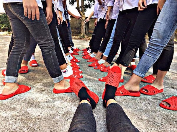 Đây là "biểu tượng cho sự đoàn kết" của lớp 11A7 trường THPT Phức Hợp, Hưng Yên. Bức ảnh được thành viên của lớp chia sẻ và mở đầu cho trào lưu "dép tổ ong team" của cộng đồng mạng.