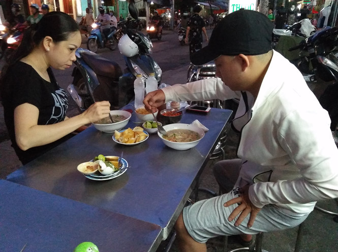 Quán cháo luôn hút khách. Những ngày cao điểm, bà chủ bán được 300 tô/ngày.