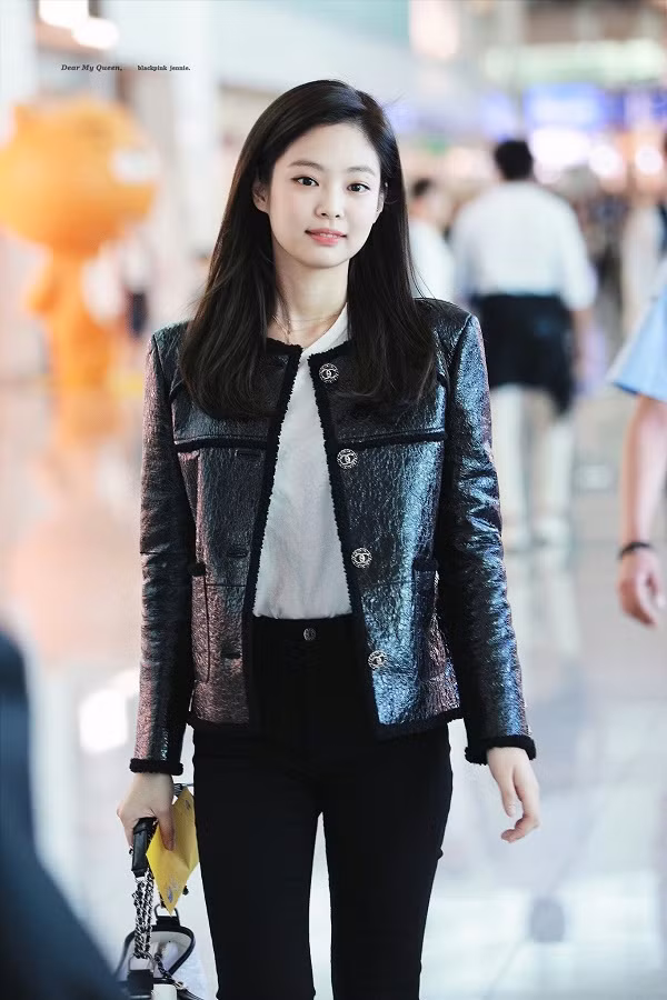 Phong cách của Jennie không quá độc đáo, nhưng vẫn đủ ấn tượng và thu hút. Đôi khi chỉ cần một vài món phụ kiện pha cách là đủ giúp Jennie trở nên khác biệt hẳn rồi.