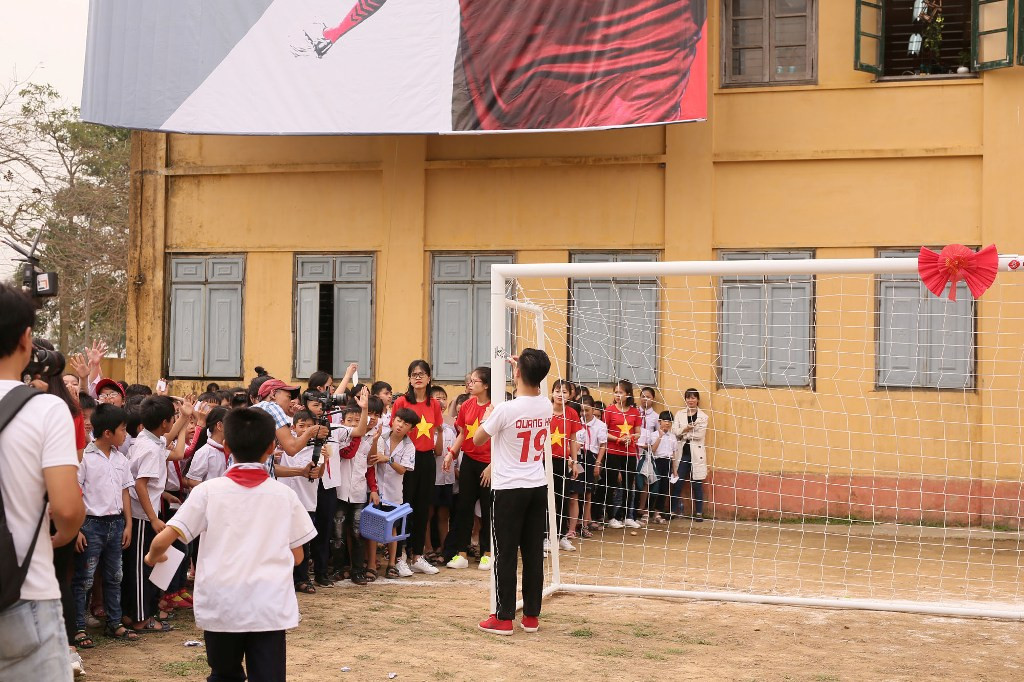 Quang Hải ký tên lên khung thành tặng cho nhà trường. Quang Hải ký tên lên khung thành tặng cho nhà trường.