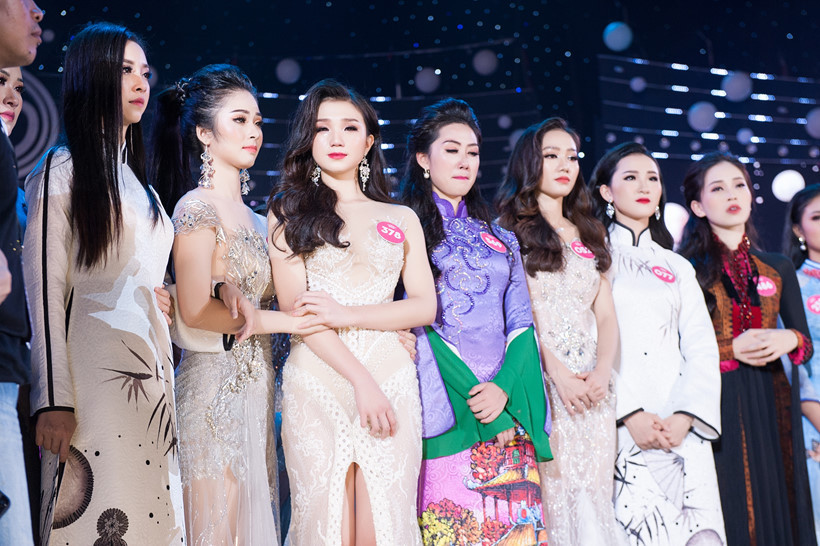 Đêm qua ngay tại sân khấu tổng duyệt, các thí sinh đã bày tỏ lời tri ân gửi đến ê-kíp sản xuất chương trình trong sự xúc động nghẹn ngào ẢNH: VIẾT QUÝ