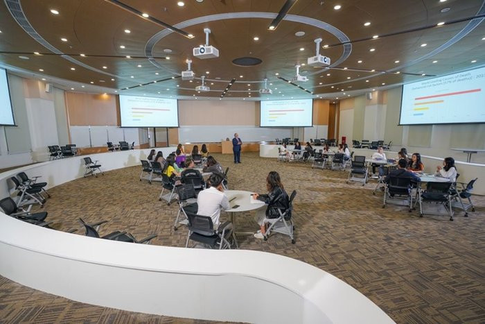 Các phòng học tại trường cũng được bày trí theo chuẩn quốc tế, thuận lợi cho việc học tập cũng như theo dõi của sinh viên và giảng viên.