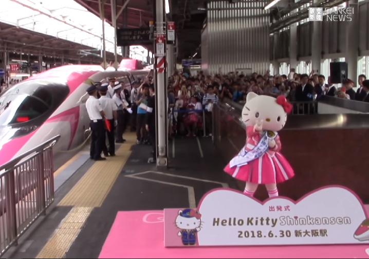 Một người bạn Hello Kitty đã xuất hiện để chào mừng tàu khởi hành.