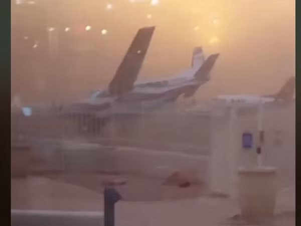 Gió làm gì với cái đuôi máy bay thế kia.