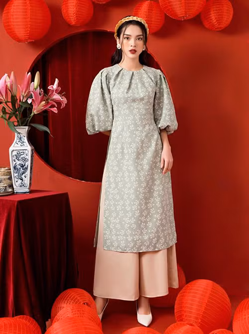 Hot girl Quỳnh Lương cổ điển với áo dài tay lửng. Kiểu áo này rất lý tưởng cho những cô gái có phần vai xuôi, tạo cảm giác eo thon hơn.